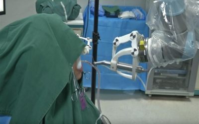Il robot dentista impianta due denti senza aiuti