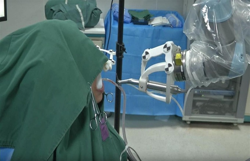 robot dentista in azione ripara due denti da solo
